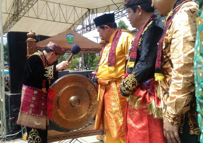 Walikota AJ. saat memukul Gong, sebagai tanda pekan harmoni resmi dibuka.